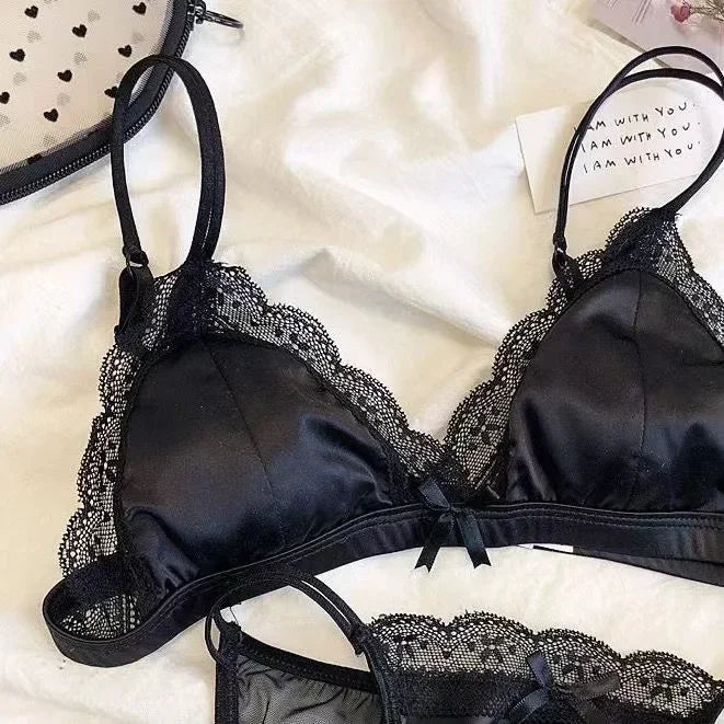 Lolita Style Deep V Seamless Bra – Wireless Push-Up Comfort